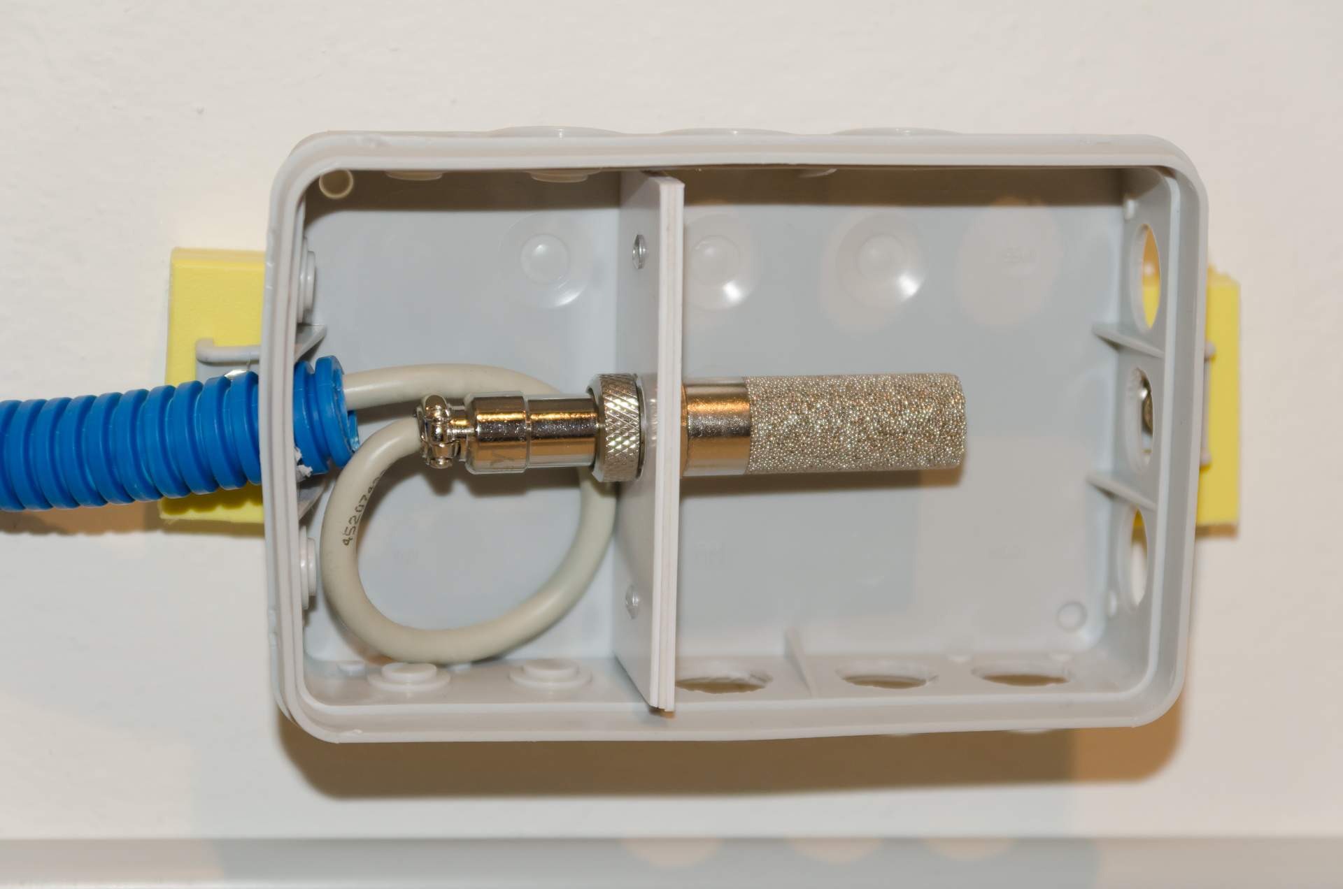 Sensor with sinter filter